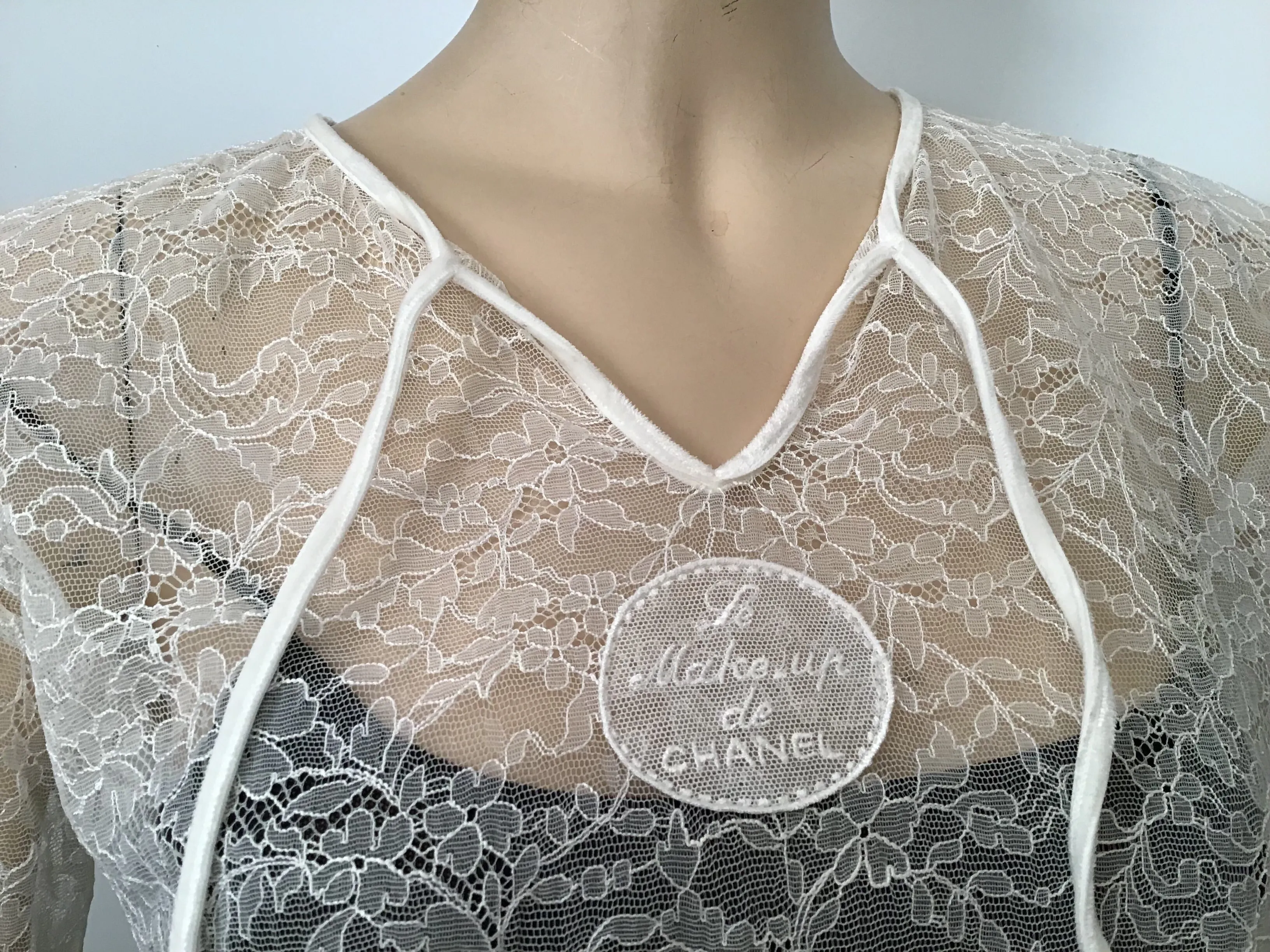 Chanel Lace Pullover Blouse - Fall 2004 Collection - Size FR 40 US 4/6