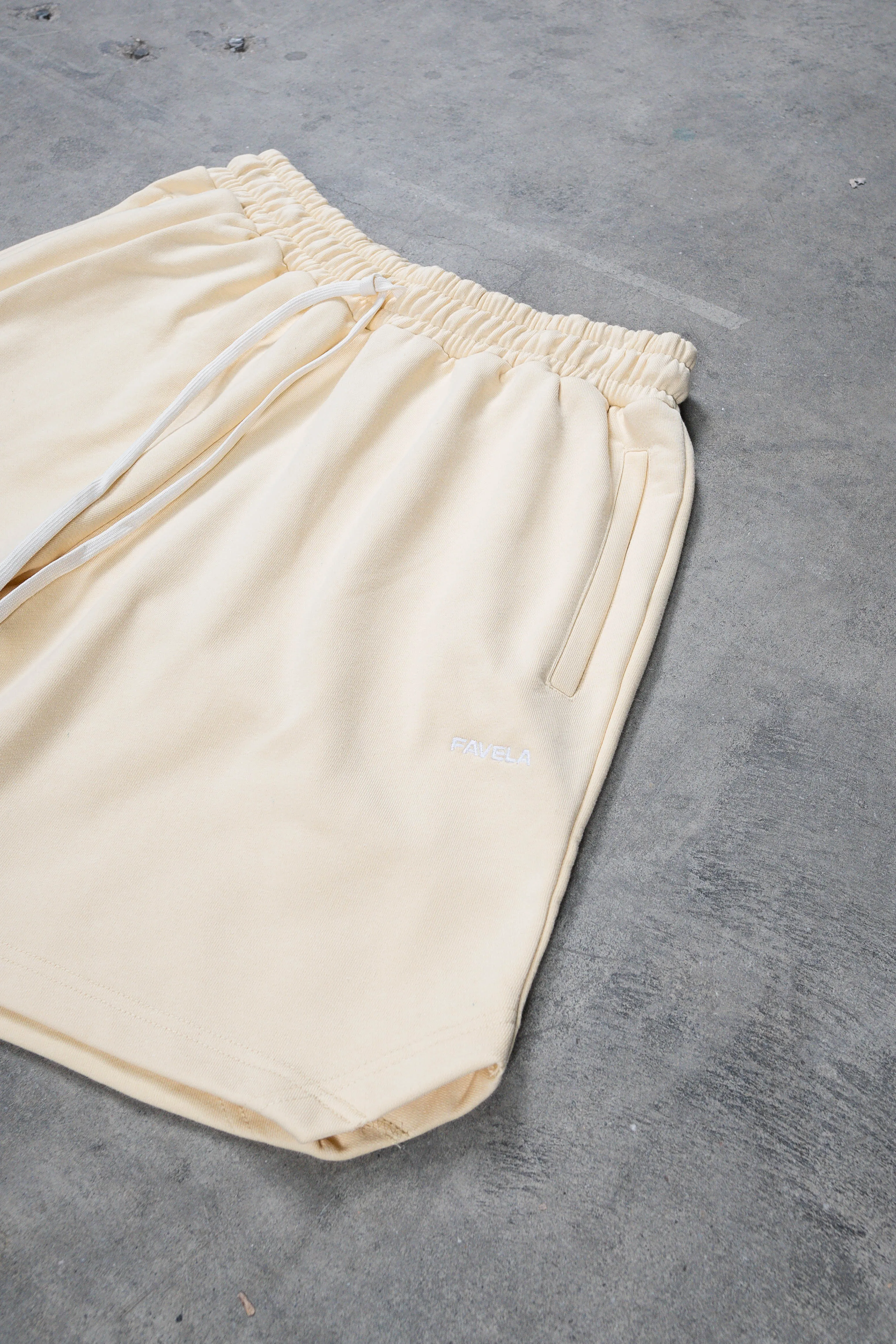 CREME TRIANGLE SHORTS