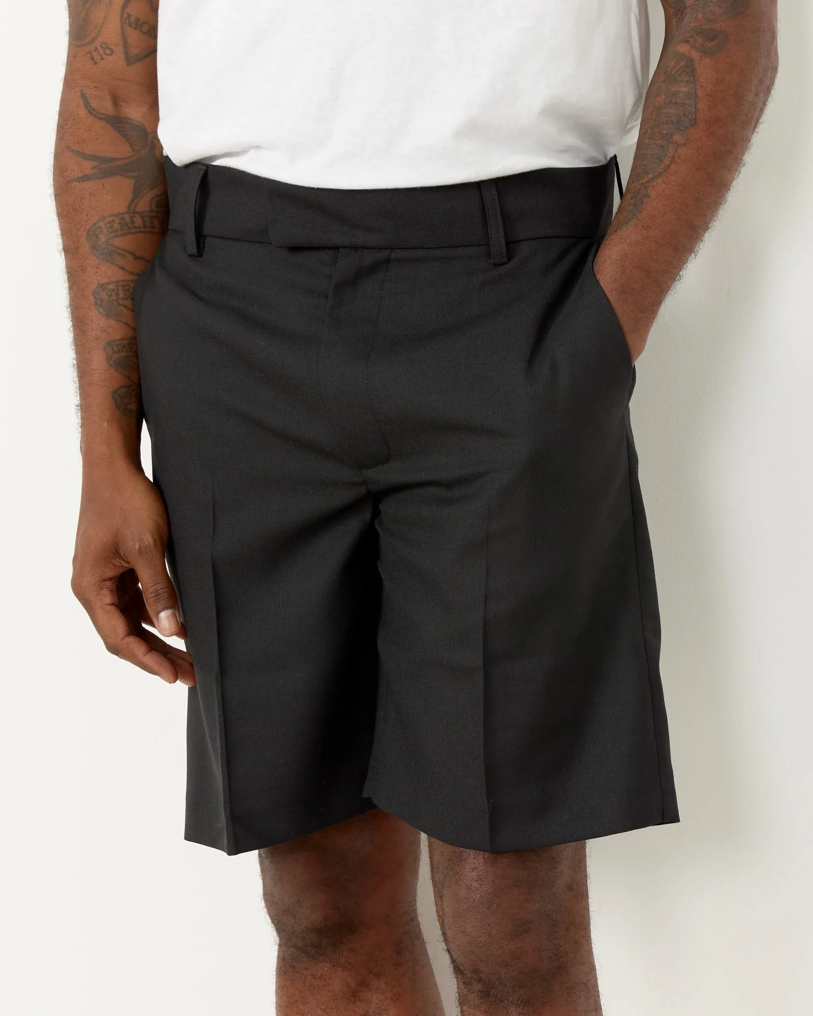 Sven Shorts in Black